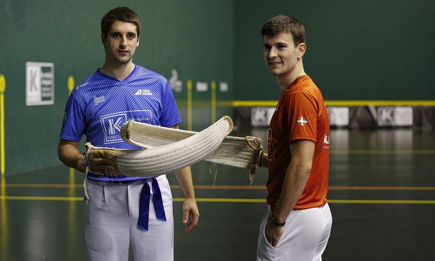 Aritz Juanenea eta Imanol Ansa, atzo, Galarretan, finalerako pilota aukeraketa egin berritan. MAIALEN ANDRES.