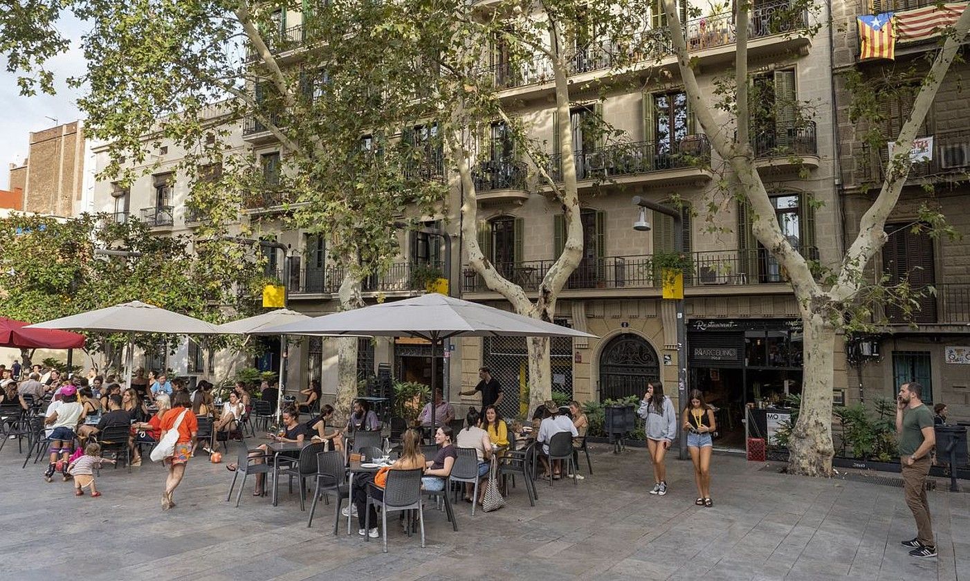 Herritarrak tabernetako eta kafetegietako terrazetan eserita, herenegun, Bartzelonako Gracia barrutiko Plaza del Solen. DANI CODINA.