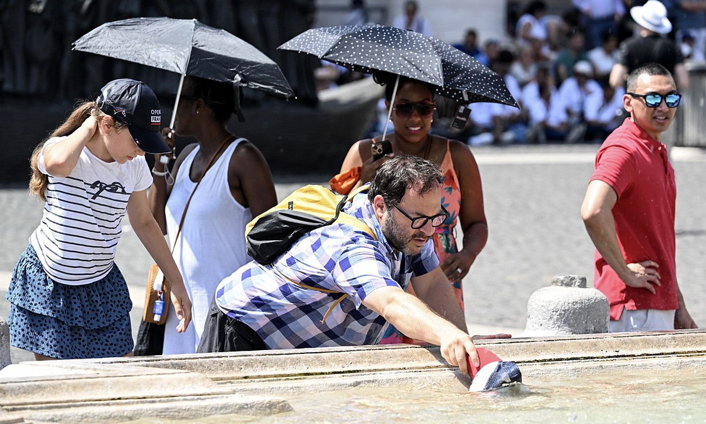 Zenbait turista, iturriaren ondoan, uztailean, Vatikano Hirian. CLAUDIO PERI / EFE.