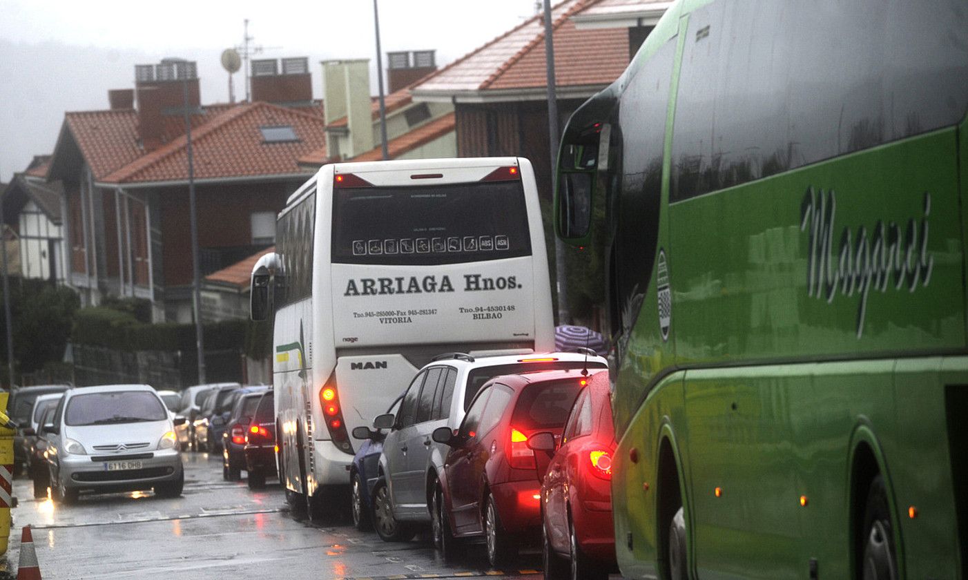 Eskola garraioko autobusak, artxiboko irudi batean. MARISOL RAMIREZ / FOKU. Eskola garraioko autobusak, artxiboko irudi batean. MARISOL RAMIREZ / FOKU.