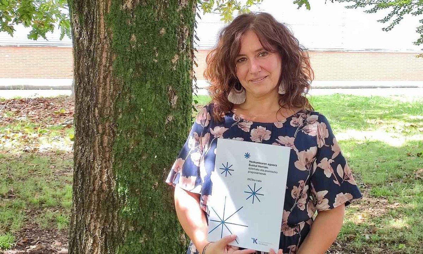 Euskalgintzaren Kontseiluko idazkari nagusi Idurre Eskisabel txostena aurkezten. EUSKALGINTZAREN KONTSEILUA. Euskalgintzaren Kontseiluko idazkari nagusi Idurre Eskisabel txostena aurkezten. EUSKALGINTZAREN KONTSEILUA.