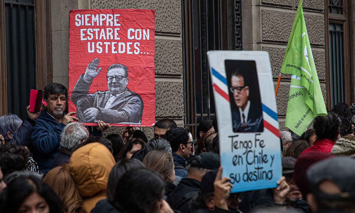 Salvador Allenderen 1970eko garaipena oroitzeko elkartu ziren ehunka lagun, La Moneda jauregiaren kanpoan, joan den astelehenean. LUCAS AGUAYO / EFE.