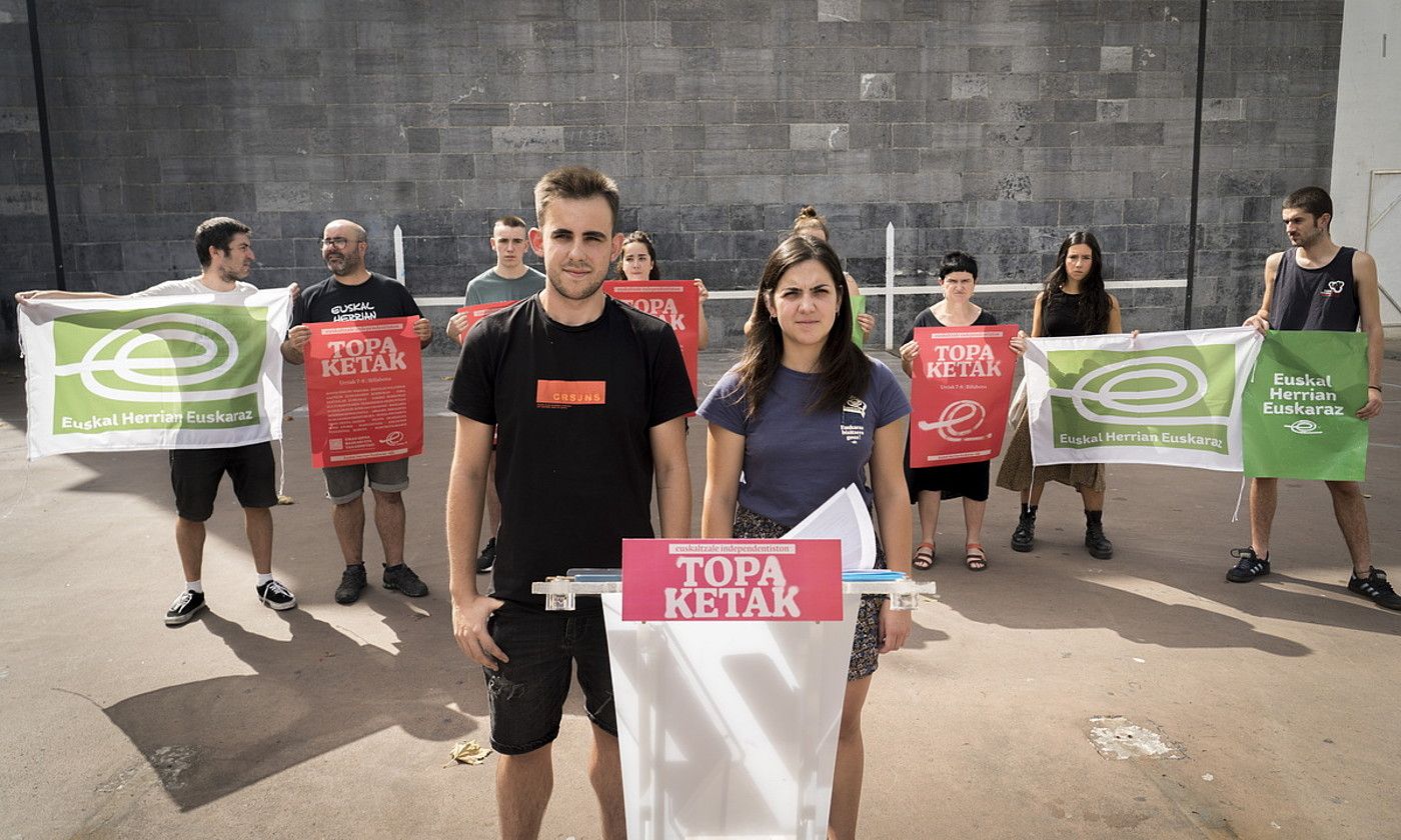 Atzo aurkeztu zituzten Euskaltzale Independentiston Topaketak Villabonan. GORKA RUBIO / FOKU. Atzo aurkeztu zituzten Euskaltzale Independentiston Topaketak Villabonan. GORKA RUBIO / FOKU.