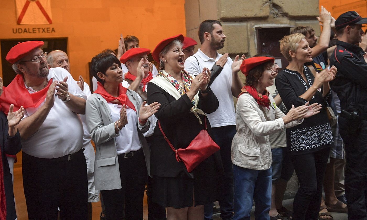 Manuel Lezertua EAEko arartekoa, Jaizkibel konpainiari harrera egiten, artxiboko irudi batean. IDOIA ZABALETA / FOKU.