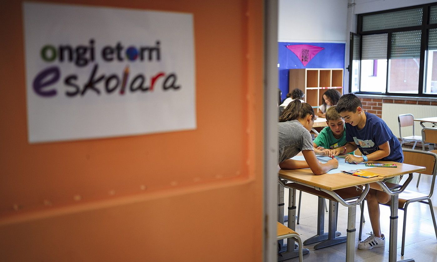 Leioako Txomin Arestiko ikasle batzuk, atzo, ikasturteko lehen egunean. ARITZ LOIOLA / FOKU. Leioako Txomin Arestiko ikasle batzuk, atzo, ikasturteko lehen egunean. ARITZ LOIOLA / FOKU.