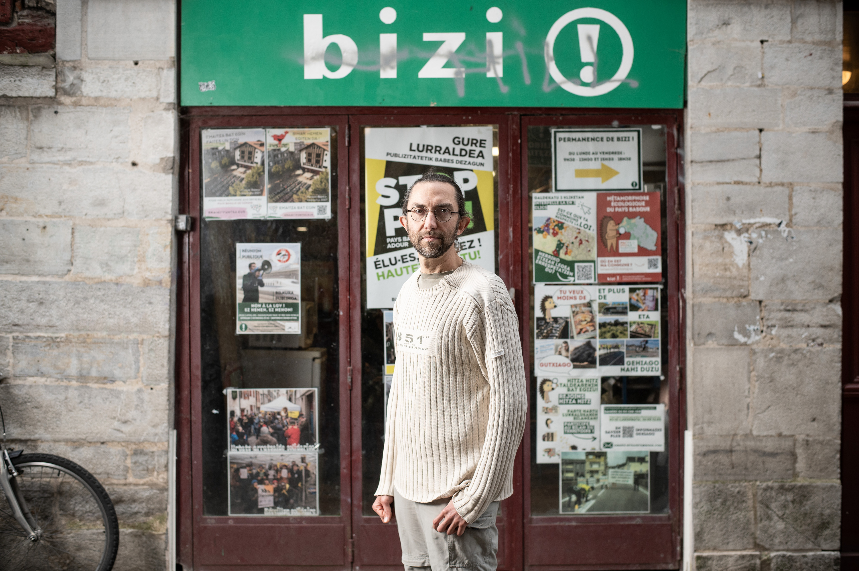 Anthony Lubrano, Biziko egoitzaren aitzinean, Baionan. PATXI BELTZAIZ