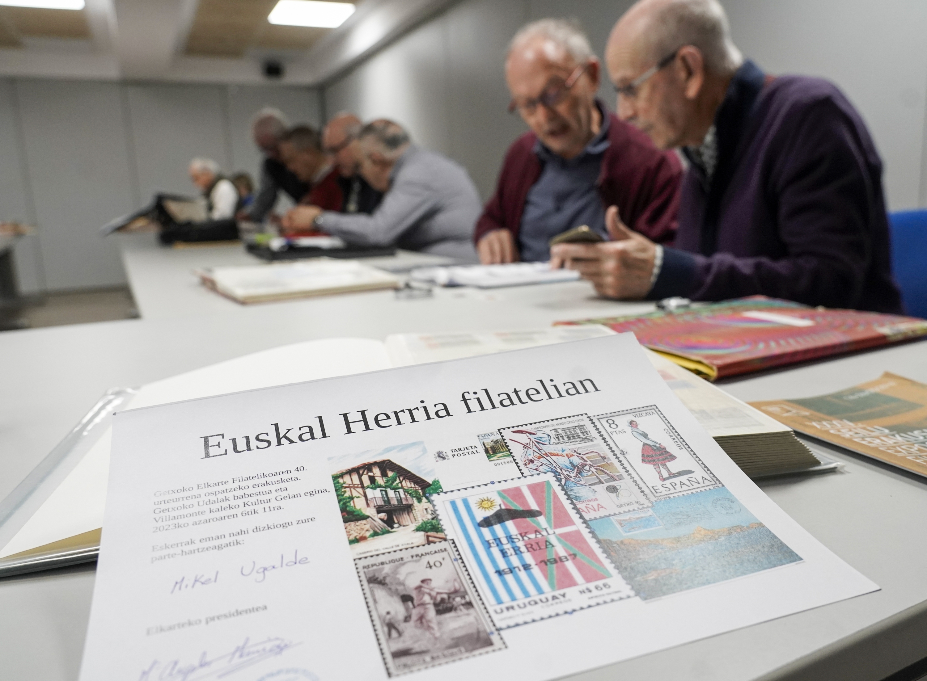Getxoko Filatelia Elkarteko kideak, apirilaren 12an. MARISOL RAMIREZ / FOKU