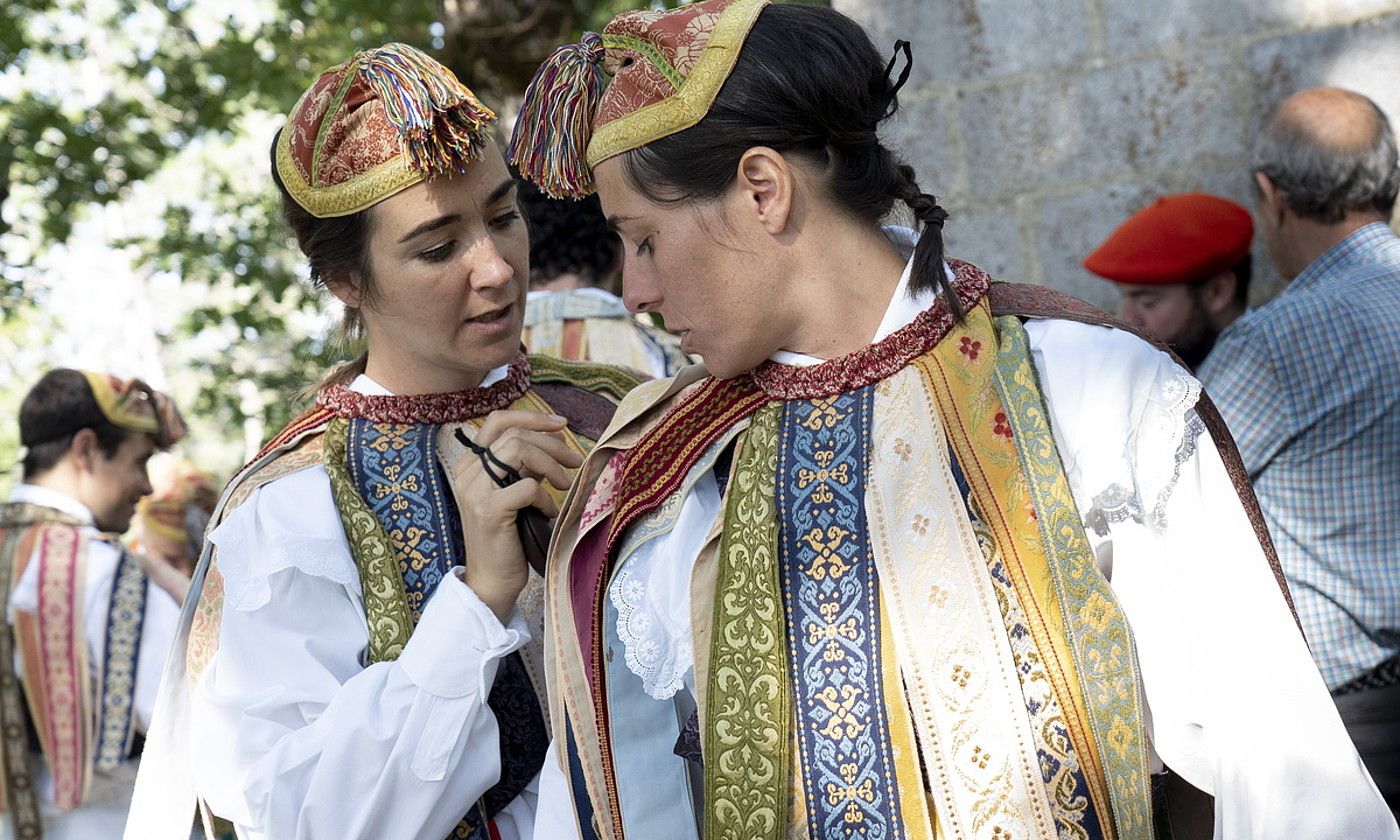 Maite Barberena eta Rakel Zoko, dantzatzeko prest, Otsagabian. IÑIGO URIZ / FOKU.