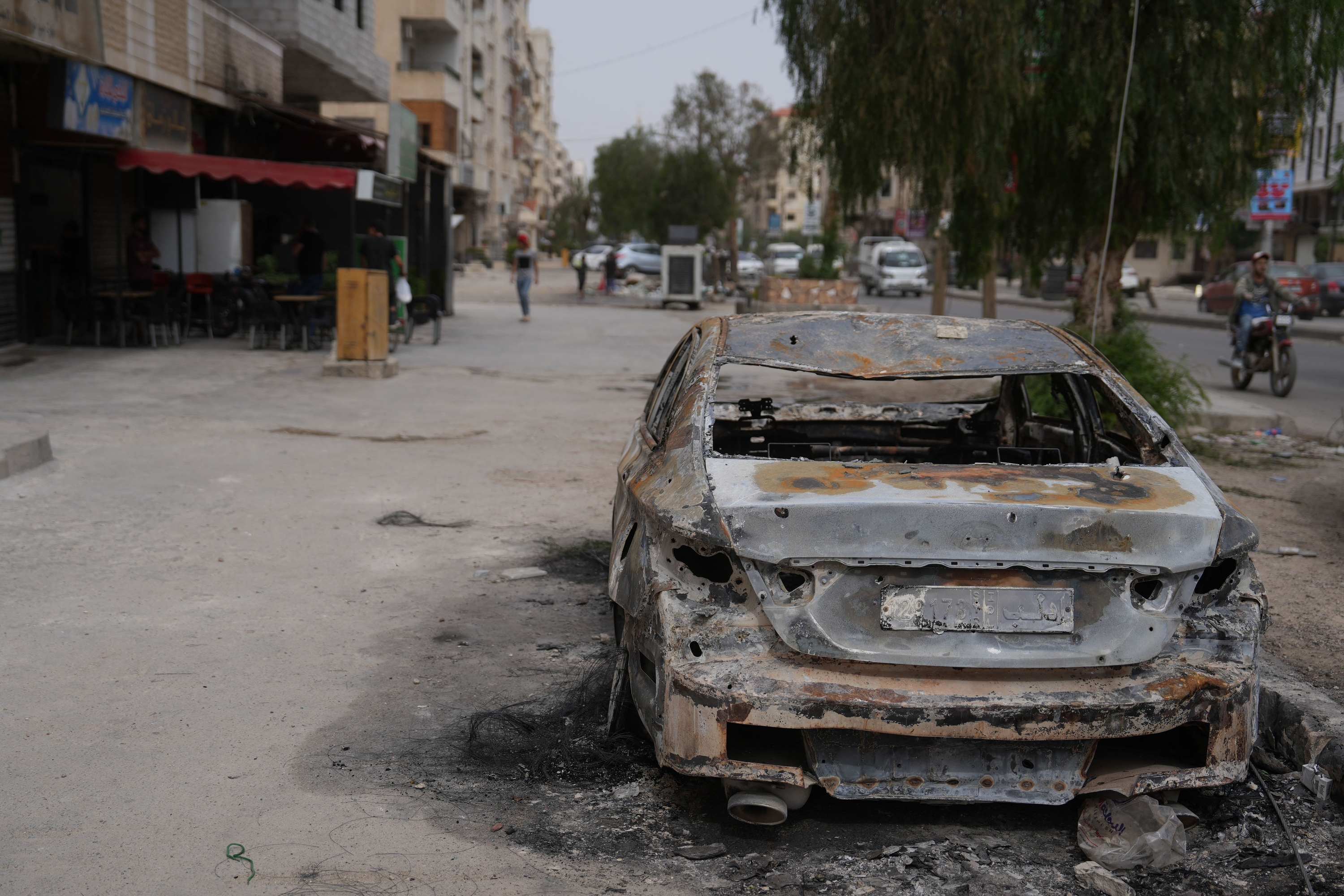 Auto bat erreta Axrafieh Sahnaya hirian, asteazkeneko erasoaren ostean. YAHYA NEMAH / EFE 