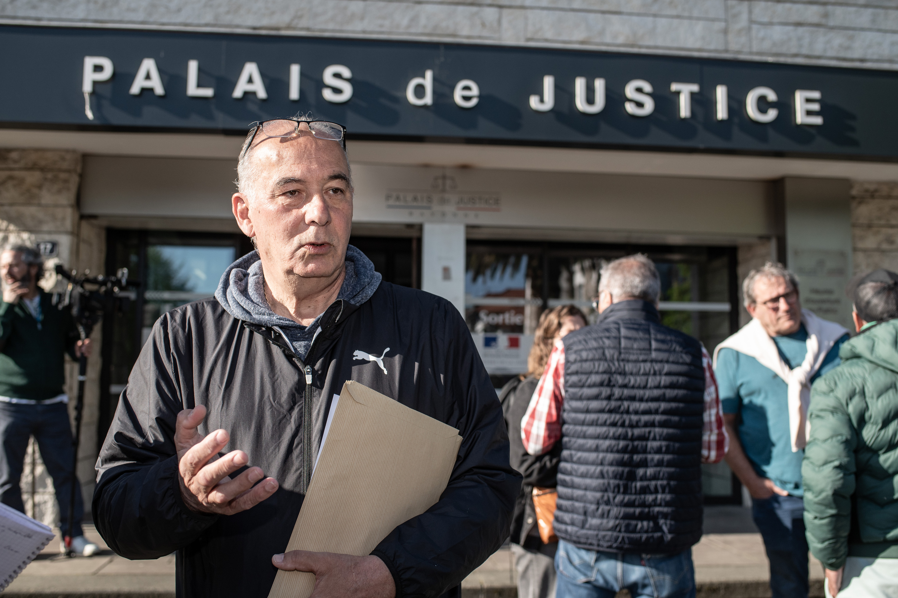 Gilles Parent eta San Frantses Xabierkoa ikastetxeko beste zenbait biktima, apirilean, Baionako auzitegi aitzinean, salaketak ezartzera jinak zirela. PATXI BELTZAIZ