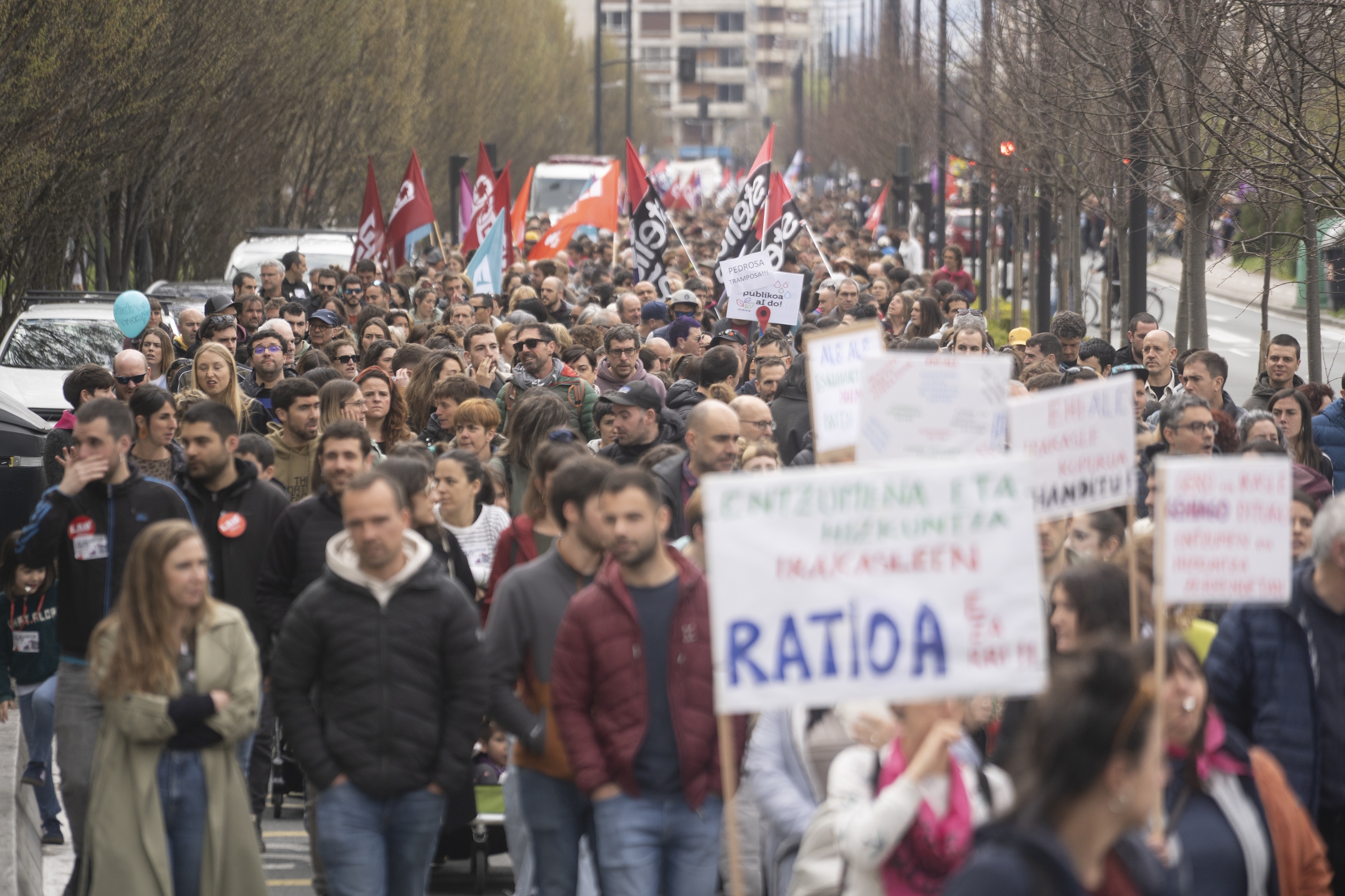 Irakasleen grebaren harira antolatutako manifestazio bat, Gasteizen, apirilaren 2an. JAGOBA MANTEROLA / FOKU