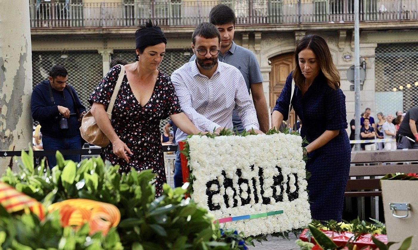 EH Bilduren ordezkaritza, atzo, Bartzelonan, lore eskaintza egiten. BERRIA. EH Bilduren ordezkaritza, atzo, Bartzelonan, lore eskaintza egiten. BERRIA.