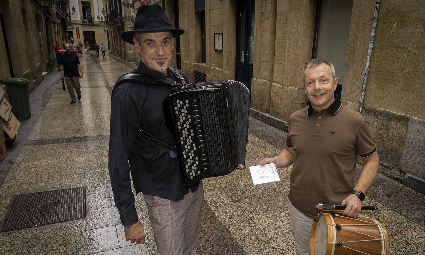 Gorka Hermosa eta Garikoitz Mendizabal, akordeoia, txistua eta disko berria eskuetan dituztela, atzo, Donostian, aurkezpenaren aurretik. GORKA RUBIO / FOKU.