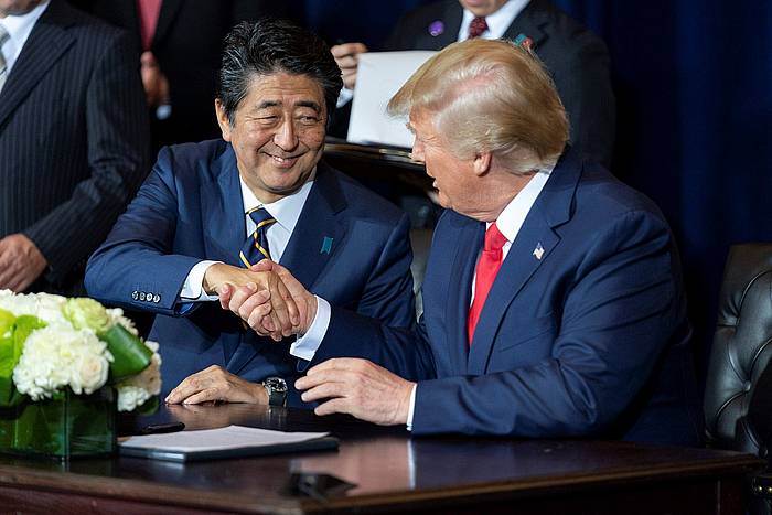 Shinzo Abe eta Donald Trump itun komertziala sinatzen, New Yorken. SHEALAH CRAIGHEAD / EFE