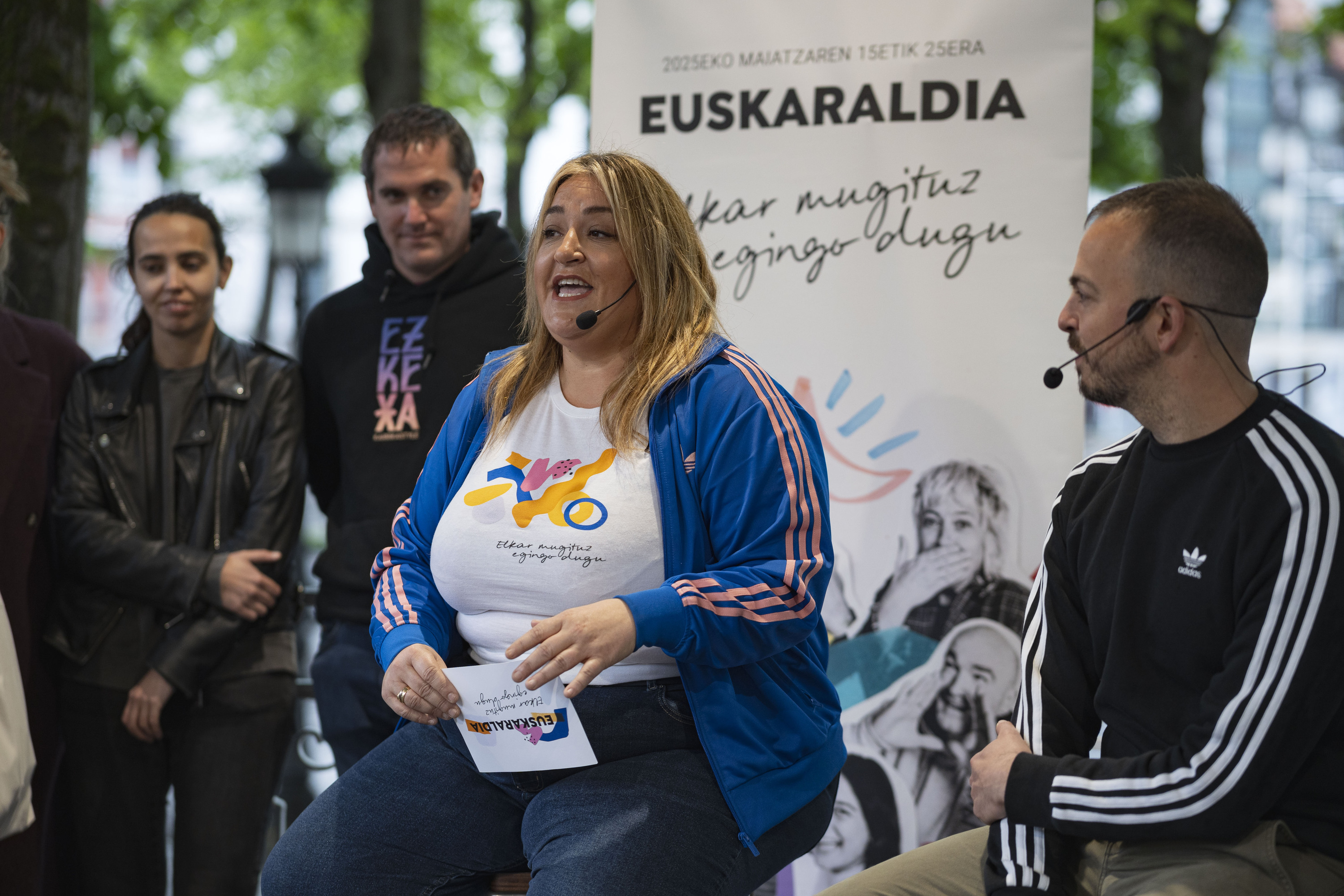 Euskaraldiaren agerraldia gidatu du Ana Goitiak gaur Lekeition. ARITZ LOIOLA / FOKU