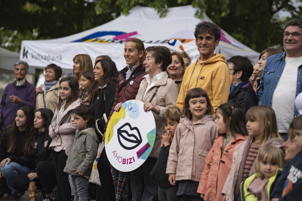 Herritarrak Lekeitioko plazan elkartu dira gaur, Euskaraldiaren agerraldian. ARITZ LOIOLA / FOKU Herritarrak Lekeitioko plazan elkartu dira gaur, Euskaraldiaren agerraldian. ARITZ LOIOLA / FOKU