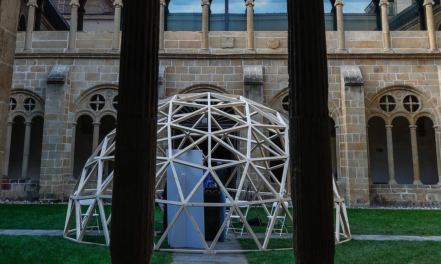 Donostiako San Telmo museoko klaustroan 2021eko Mugak bienalean eraikitako egurrezko kupula. JUAN HERRERO / EFE.