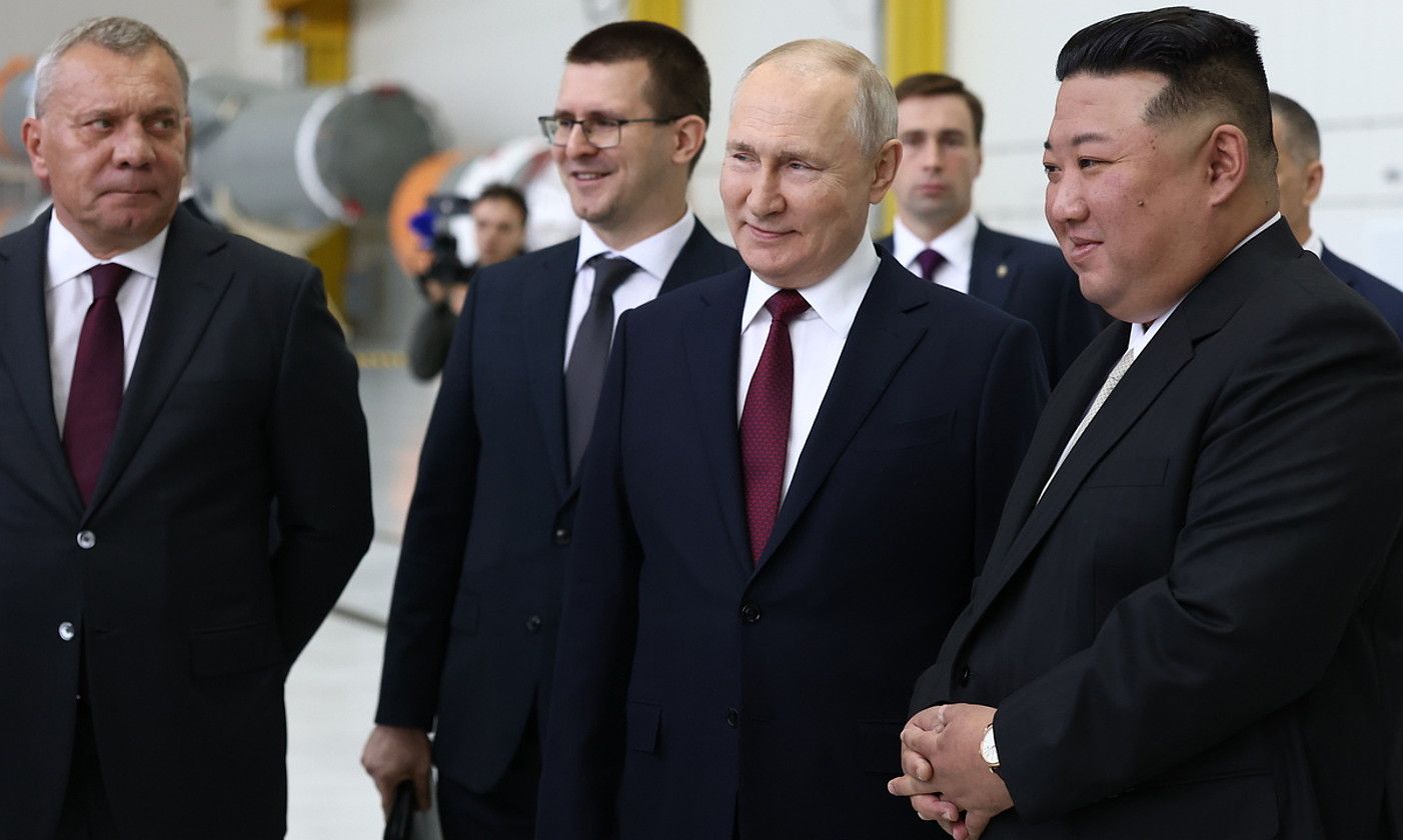 Putin Errusiako presidentea eta Kim Ipar Koreako lider gorena, atzo, bien arteko bilkuraren aurretik. ARTEM GEODAKYAN/SPUTNIK/KREMLIN / EFE.