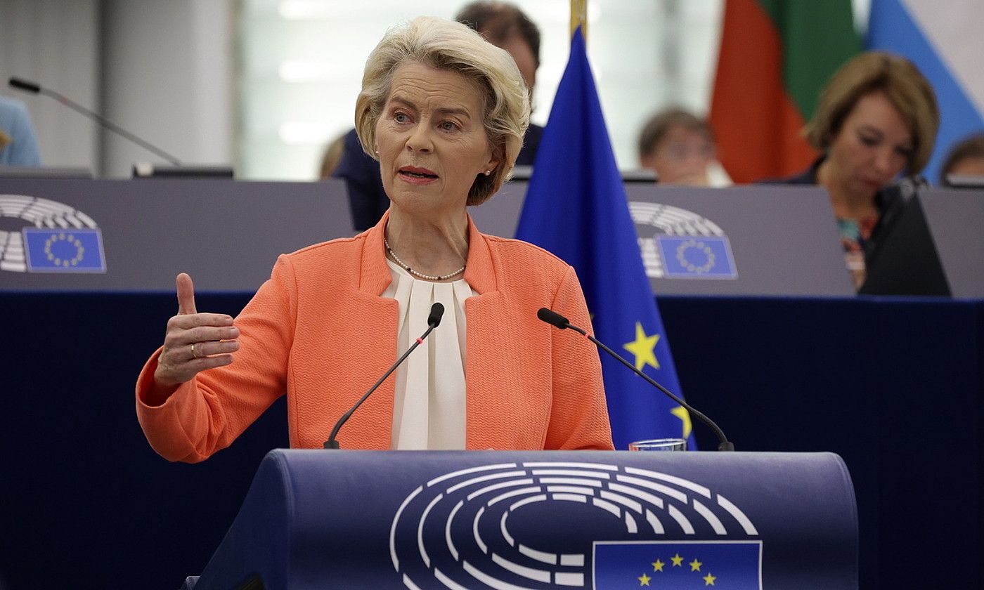 Ursula von der Leyen Europako Batzordeko presidentea atzoko agerraldian, Estrasburgon. JULIEN WARNAND / EFE.