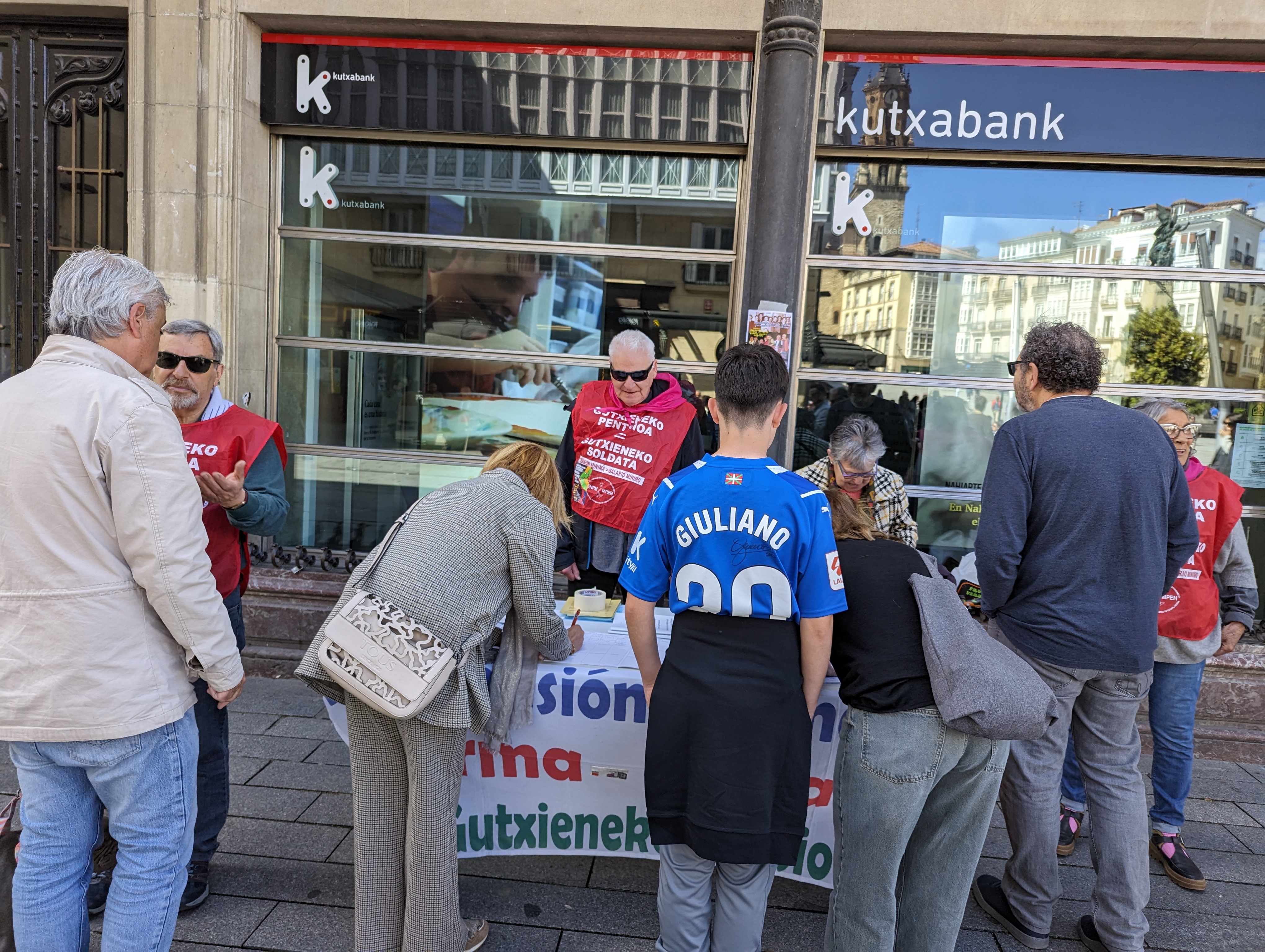 Pentsionisten sinadura bilketa Gasteizen. Gaur goizean, Andre Maria Zuriaren plazan. BERRIA