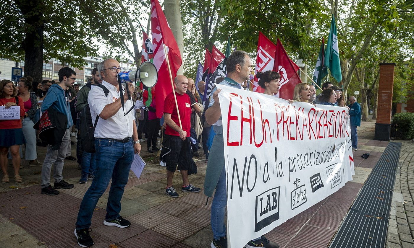 Ordezkoen egoera salatzeko protesta, Gasteizen. JAIZKI FONTANEDA / FOKU.