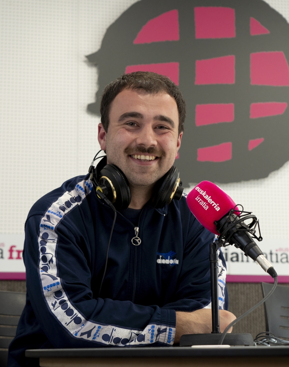 Martin Ziriza 'Espaloian koska' podcastaren aurkezlea. Martin Ziriza 'Espaloian koska' podcastaren aurkezlea.