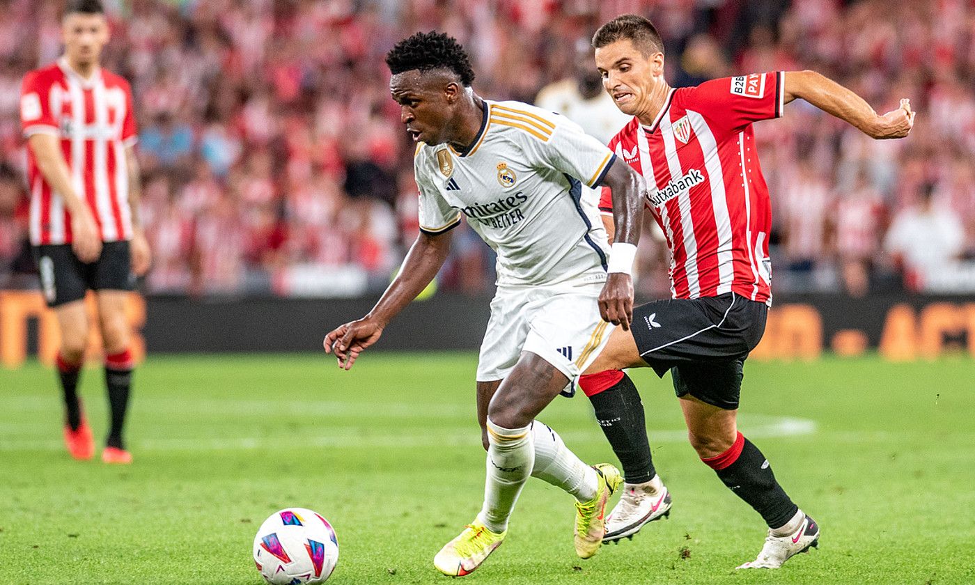 Iñigo Ruiz de Galarreta, Real Madrilen aurkako partida batean, San Mamesen. JAVIER ZORRILLA / EFE.