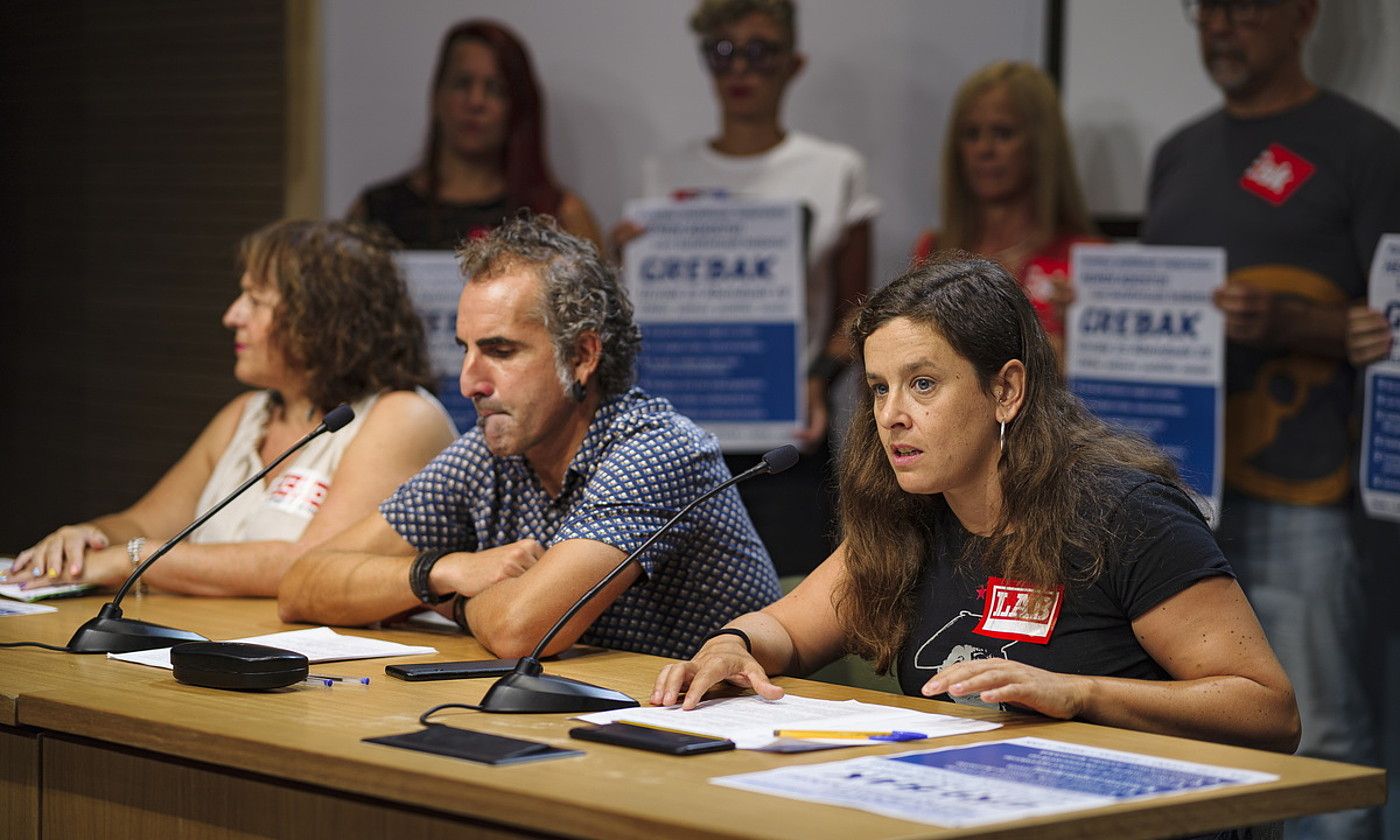 Sonia Aldabe CCOOko ordezkaria, Igor Izagirre ELAko Funtzio Publikoko arduraduna eta Irati Tobar LABeko Hezkuntza arduraduna, atzo, Bilbon. ARITZ LOIOLA / FOKU.