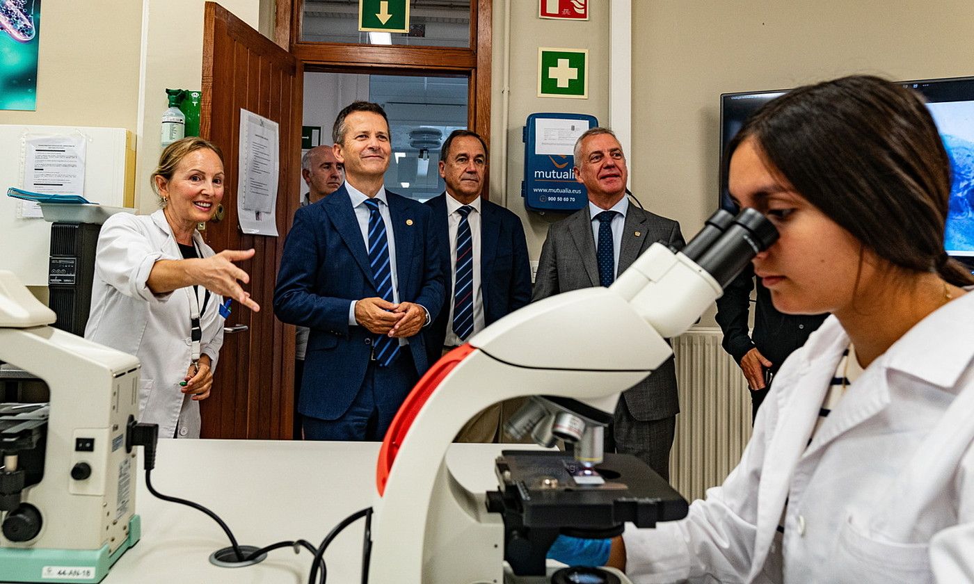 Ikasle bat, atzean Urkullu, Bildarratz eta Arevalo dituela. AITOR KARASATORRE / FOKU. Ikasle bat, atzean Urkullu, Bildarratz eta Arevalo dituela. AITOR KARASATORRE / FOKU.