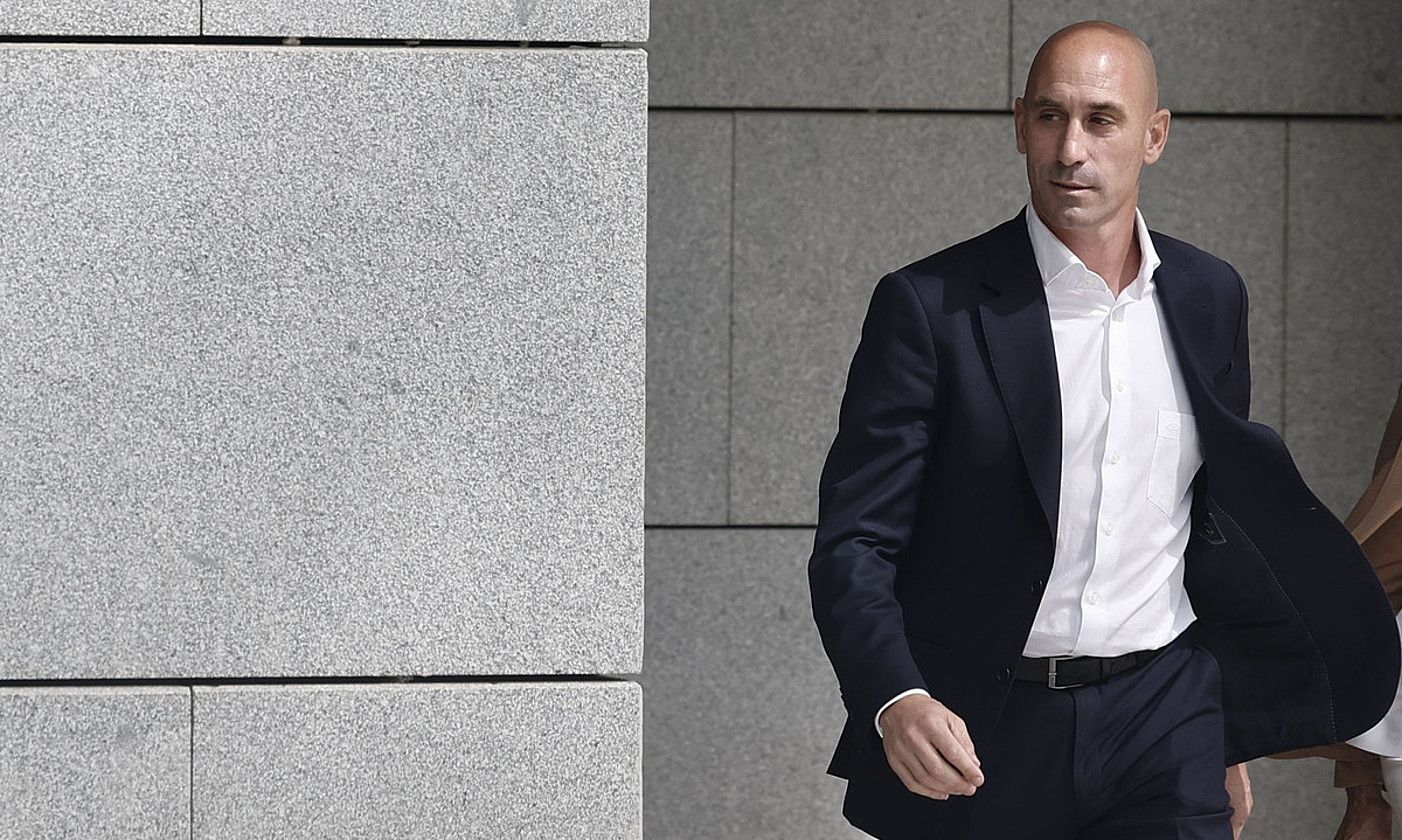 Luis Rubiales atzo, Auzitegi Nazionalean. SERGIO PEREZ / EFE. Luis Rubiales atzo, Auzitegi Nazionalean. SERGIO PEREZ / EFE.