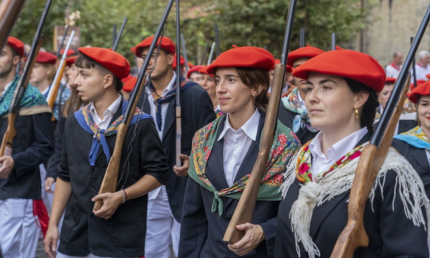 Jaizkibel konpainiako gizon-emakumeak, eskopetekin. GORKA RUBIO / FOKU. Jaizkibel konpainiako gizon-emakumeak, eskopetekin. GORKA RUBIO / FOKU.