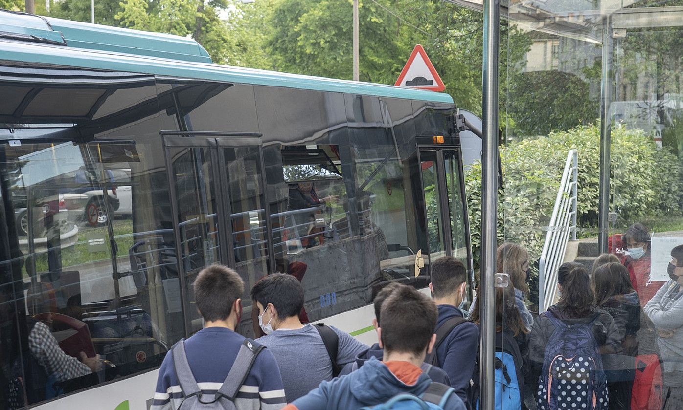 Ikasleak autobus batera igotzeko zain. ANDONI CANELLADA / FOKU. Ikasleak autobus batera igotzeko zain. ANDONI CANELLADA / FOKU.