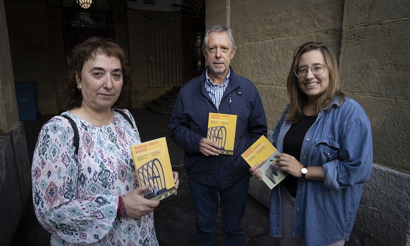 Ezker-eskuin, Maite Arruti, Juan Mari Atutxa eta Erein argitaletxeko editore Uxue Razkin, Donostian. GORKA RUBIO / FOKU.