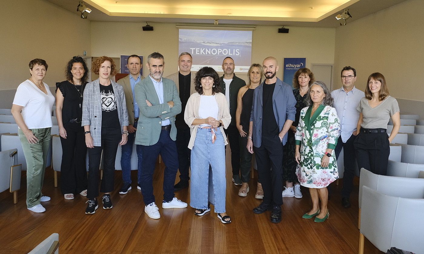 Teknopolis saioaren 26. denboraldia Bilbon aurkeztu zuten atzo, EHUko Bizkaia Aretoan. ELHUYAR. Teknopolis saioaren 26. denboraldia Bilbon aurkeztu zuten atzo, EHUko Bizkaia Aretoan. ELHUYAR.