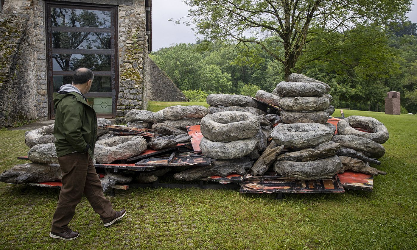 Phyllida Barlowren Untitled: fallengunstyresandplacard obra, Txillida Lekun. JAVIER ETXEZARRETA / EFE.