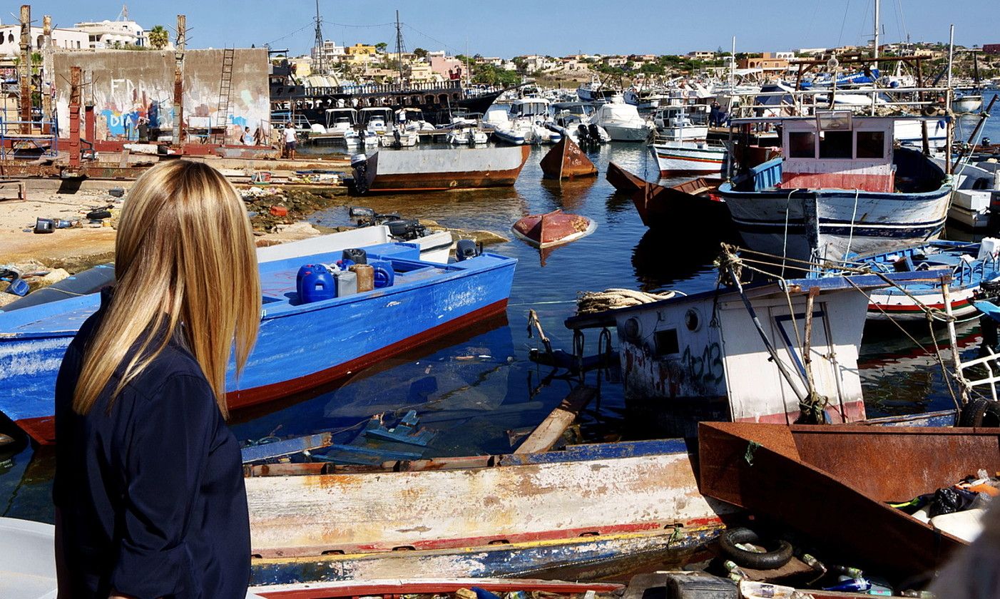 Giorgia Meloni Italiako lehen ministroa, herenegun, Lampedusa irlan (Italia), migratzaileek erabilitako ontziei begira. FILIPPO ATTILI / EFE.