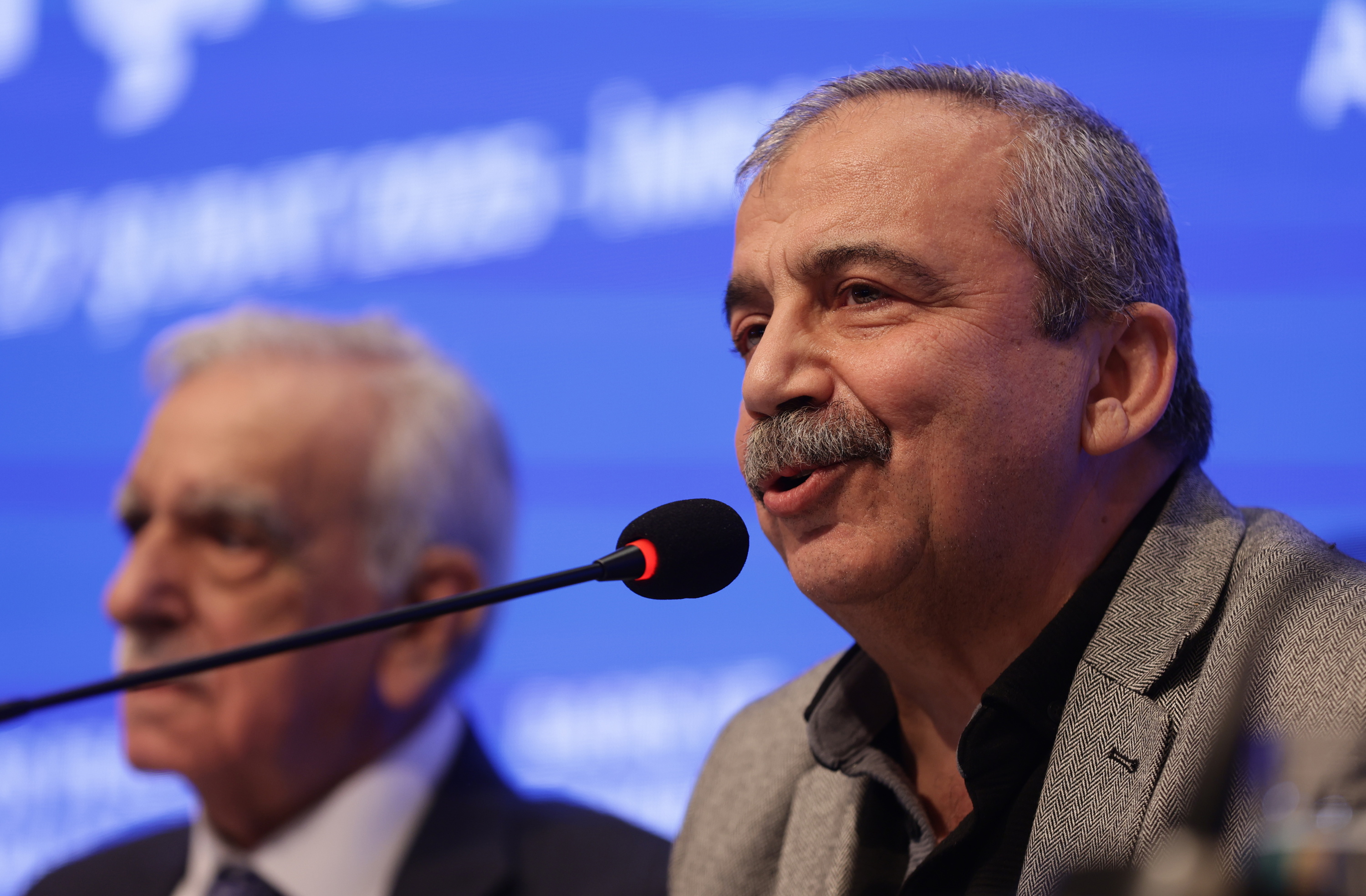 Sırrı Sureyya Oder, Ocalanekin batzartu ostean prentsaurreko bat ematen, otsailaren 27an. ERDEM SAHIN / EFE 