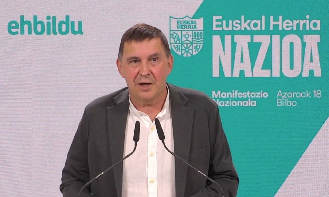 EH Bilduko koordinatzaile nagusi Arnaldo Otegi, atzoko agerraldian. BERRIA. EH Bilduko koordinatzaile nagusi Arnaldo Otegi, atzoko agerraldian. BERRIA.