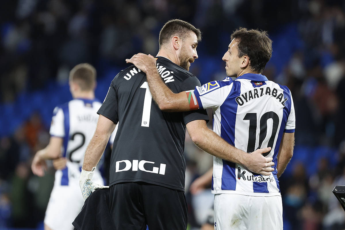 Unai Simon eta Mikel Oiartzabal partida bukatu berritan, gaur, Anoetan. JUAN HERRERO / EFE