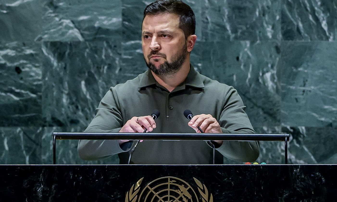 Volodimir Zelenski Ukrainako presidentea, atzo, NBEren Batzar Nagusian hitz egiten. JUSTIN LANE / EFE. Volodimir Zelenski Ukrainako presidentea, atzo, NBEren Batzar Nagusian hitz egiten. JUSTIN LANE / EFE.