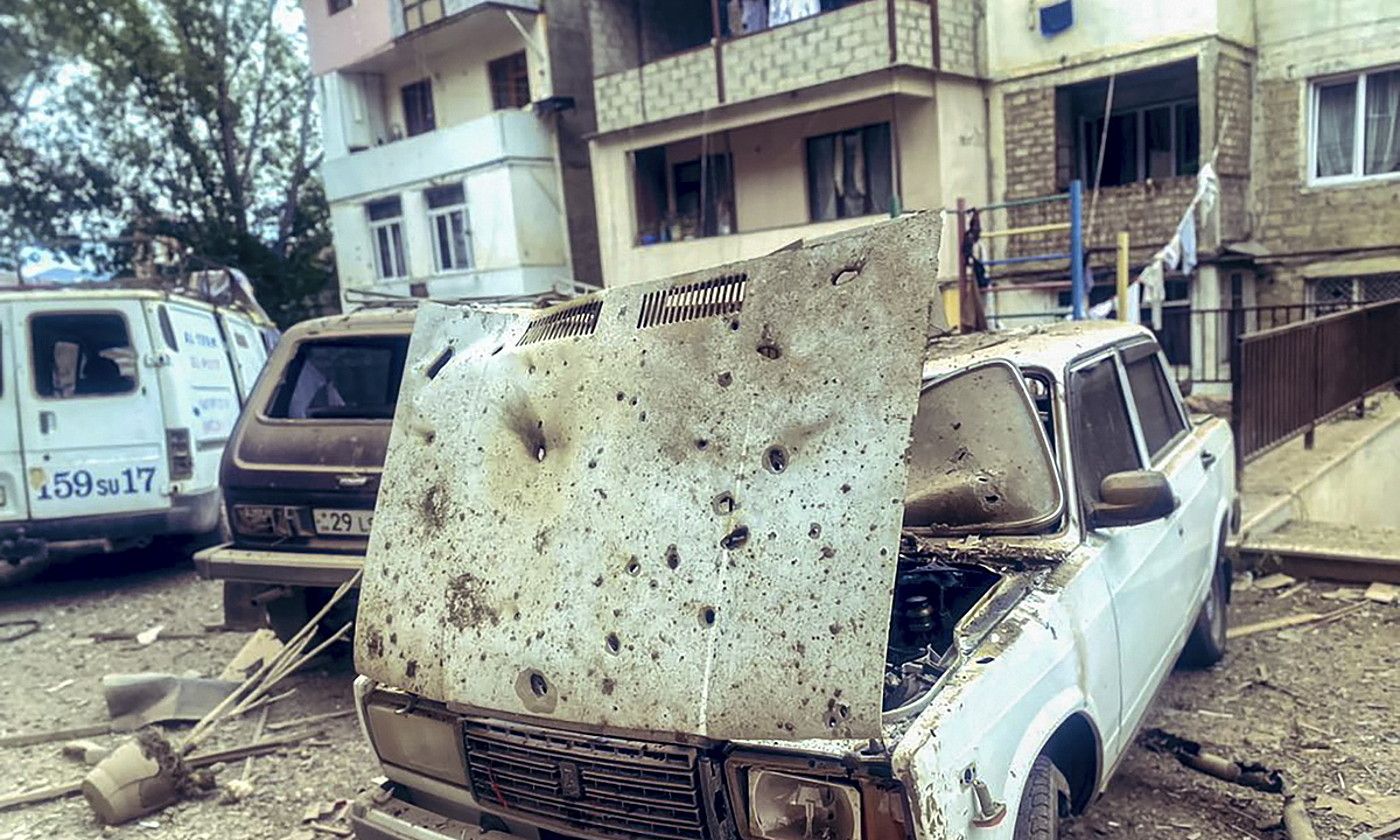 Azerbaijanen erasoen ondorioz kaltetutako zenbait auto eta etxe, Karabakh Garaiko hiriburuan, Stepanakerten, herenegun. EFE.