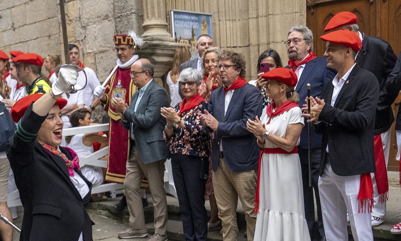 Mendoza, agintari gehiagorekin, Jaizkibel konpainia txalotzen. GORKA RUBIO / FOKU.