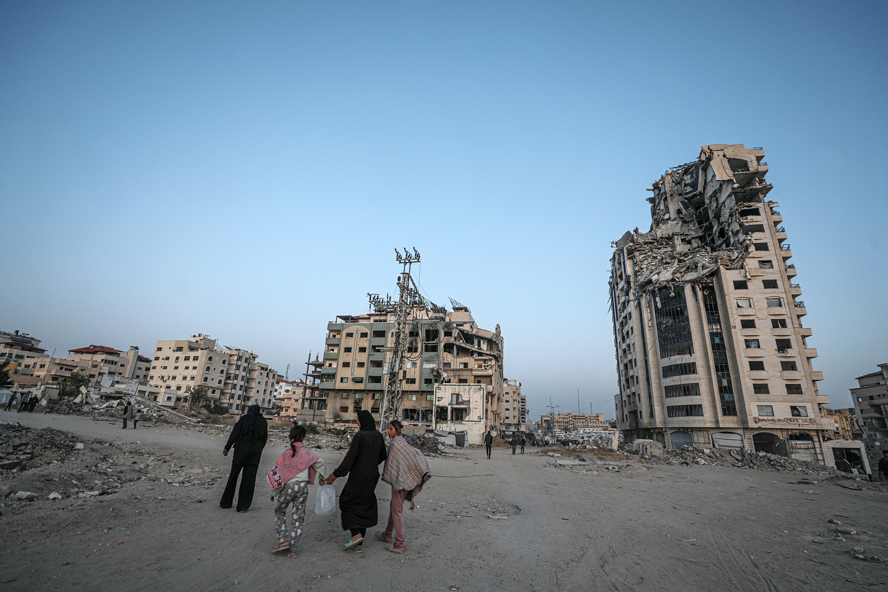 Barne desplazatu batzuk Gaza hirian, joan den ostiralean. MOHAMMED SABER / EFE