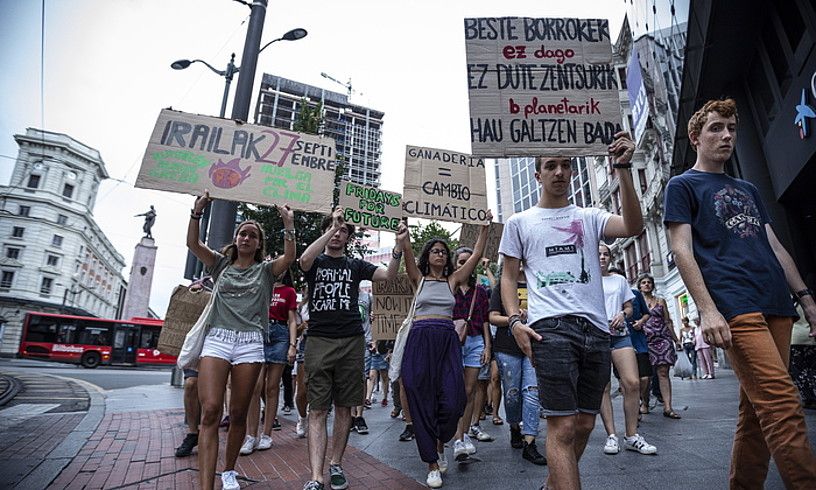 Gazte talde baten protesta, aurreko astean, Bilbon. ARITZ LOIOLA / FOKU