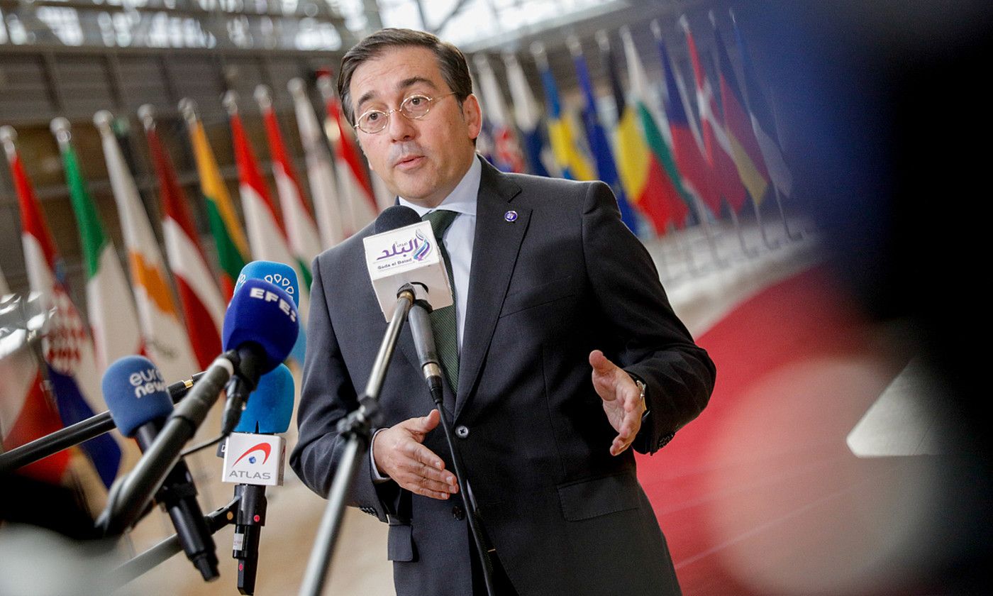 Espainiako Gobernuko Atzerri ministro Jose Manuel Albares, Bruselan, kazetarien aurrean mintzatzen. PABLO GARRIGOS / EFE. Espainiako Gobernuko Atzerri ministro Jose Manuel Albares, Bruselan, kazetarien aurrean mintzatzen. PABLO GARRIGOS / EFE.