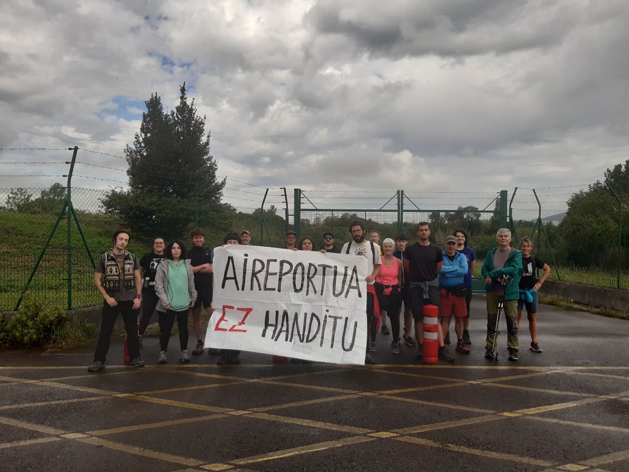 Mendi martxaren amaiera, Loiuko aireportuan.