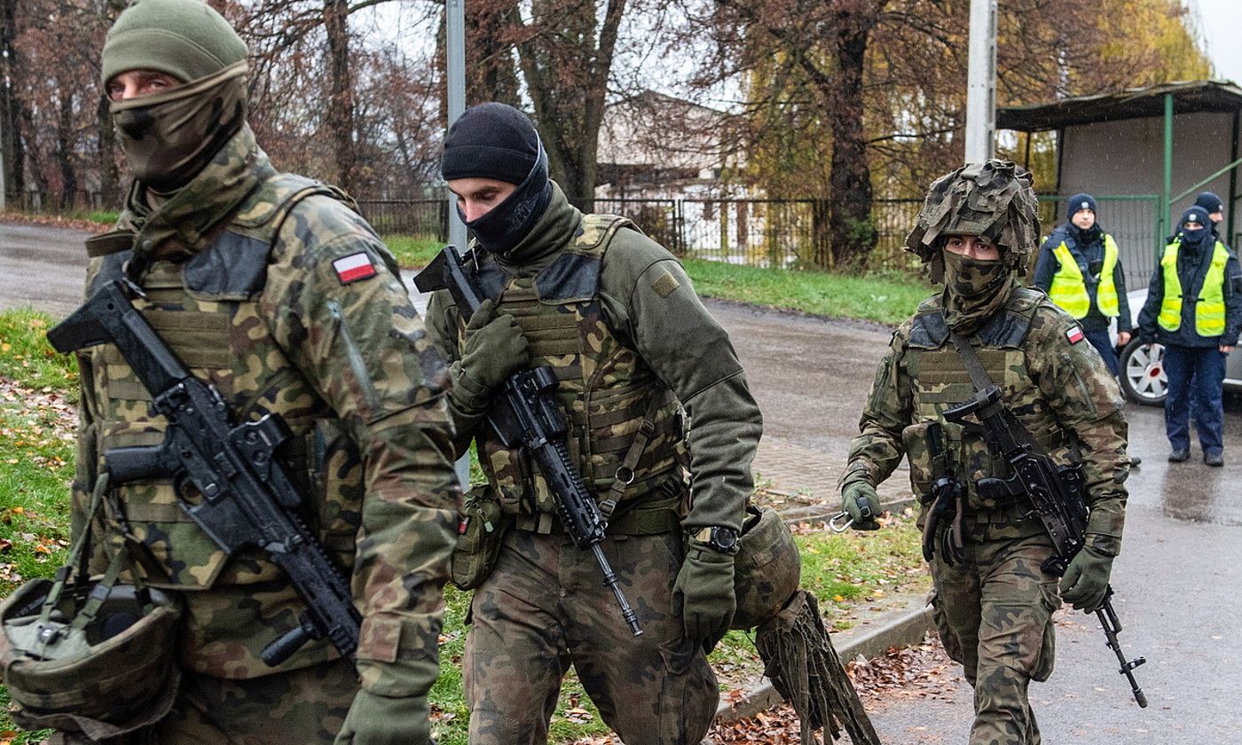 Poloniako armadako bi militar Ukrainako mugatik gertu, Przewodow udalerrian, iazko azaroan. WOJTEK JARGILO / EFE.