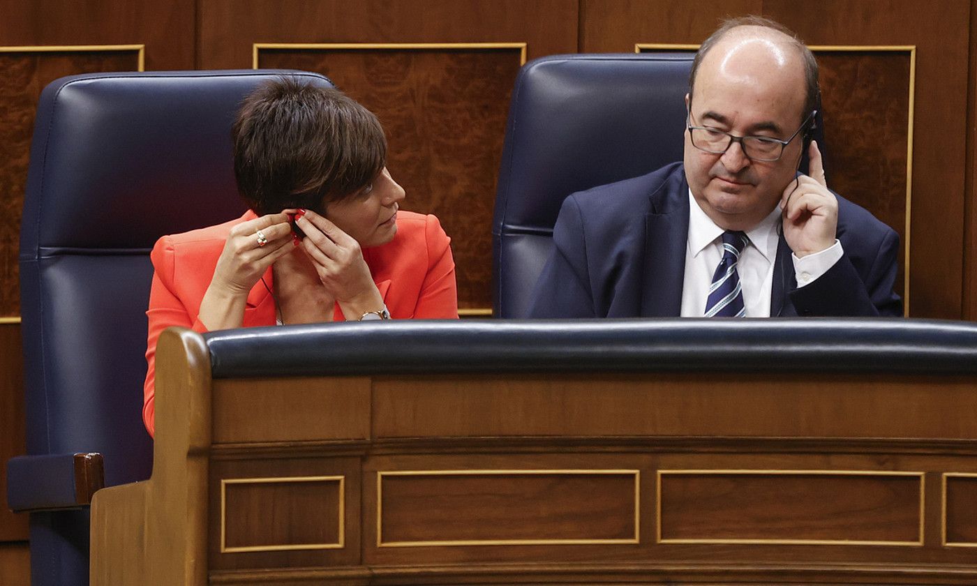 Isabel Rodriguez eta Miquel Iceta Espainiako ministroak itzulpena aditzeko entzungailuak jarrita, atzo, Espainiako Kongresuan. JUAN CARLOS HIDALGO / EFE.