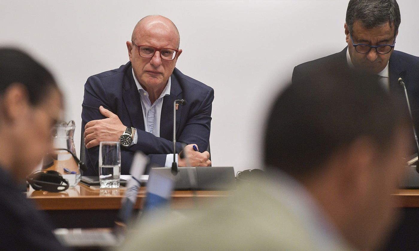 Carlos Gimeno Hezkuntza kontseilaria, parlamentuan. IDOIA ZABALETA / FOKU. Carlos Gimeno Hezkuntza kontseilaria, parlamentuan. IDOIA ZABALETA / FOKU.