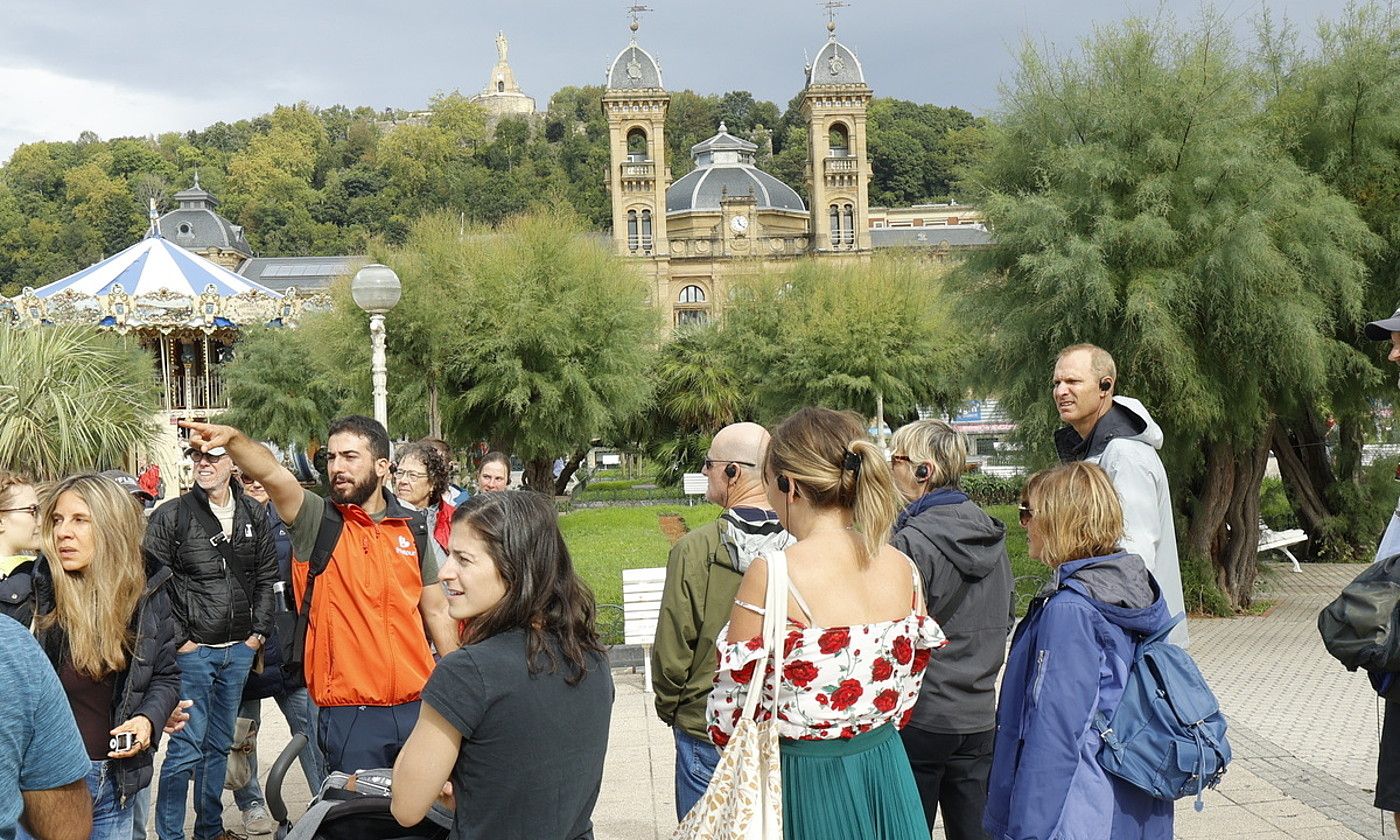 Turista talde bat, atzo, Donostiako Alderdi Eder lorategian, bisita gidatu batean. MAIALEN ANDRES / FOKU.